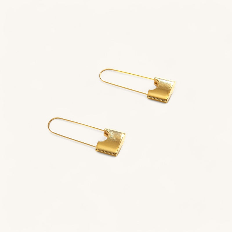 Les Boucles d’Oreilles Verrou