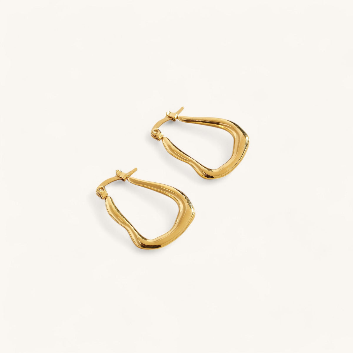 Les Boucles d’Oreilles Froncées