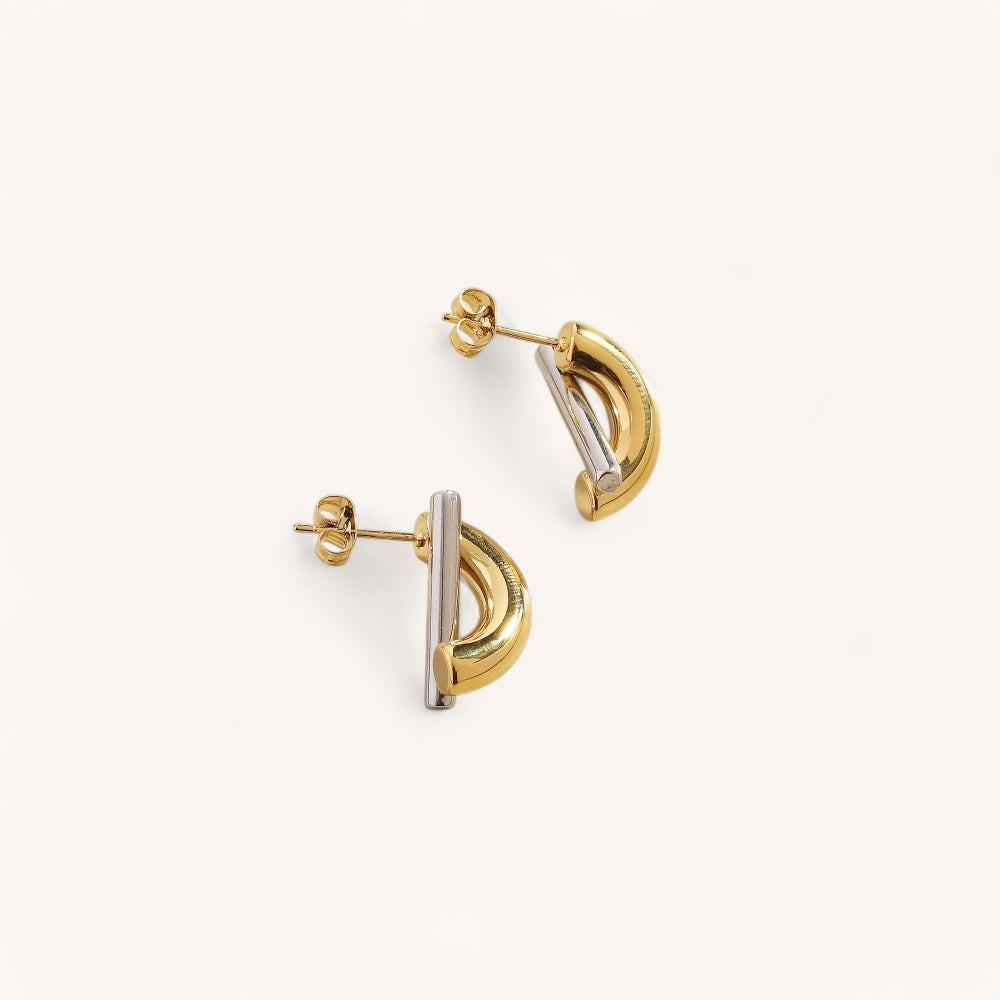 Les Boucles d’Oreilles Demi-Barre